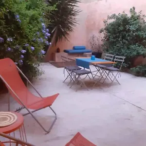  Hébergement de vacances Arlette La Petite Maison Arlesienne